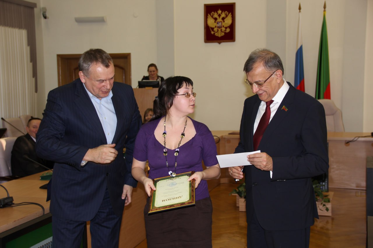 25 лет — 25 побед. Поздравляем ИА «Чита.ру» с юбилеем! Постоянные чемпионы ежегодного конкурса «Парламентский журналист» (за те же, кстати, 25 лет его существования) победили в разных номинациях более 30 раз и положили в... 25 лет — 25 побед. Поздравляем ИА «Чита.ру» с юбилеем! Постоянные чемпионы ежегодного конкурса «Парламентский журналист» (за те же, кстати, 25 лет его существования) победили в разных номинациях более 30 раз и положили в...