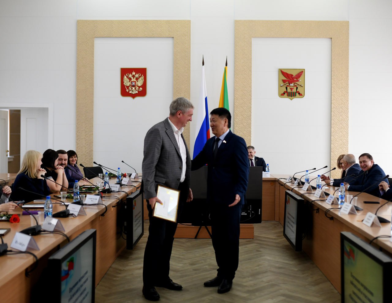 25 лет — 25 побед. Поздравляем ИА «Чита.ру» с юбилеем! Постоянные чемпионы ежегодного конкурса «Парламентский журналист» (за те же, кстати, 25 лет его существования) победили в разных номинациях более 30 раз и положили в... 25 лет — 25 побед. Поздравляем ИА «Чита.ру» с юбилеем! Постоянные чемпионы ежегодного конкурса «Парламентский журналист» (за те же, кстати, 25 лет его существования) победили в разных номинациях более 30 раз и положили в...