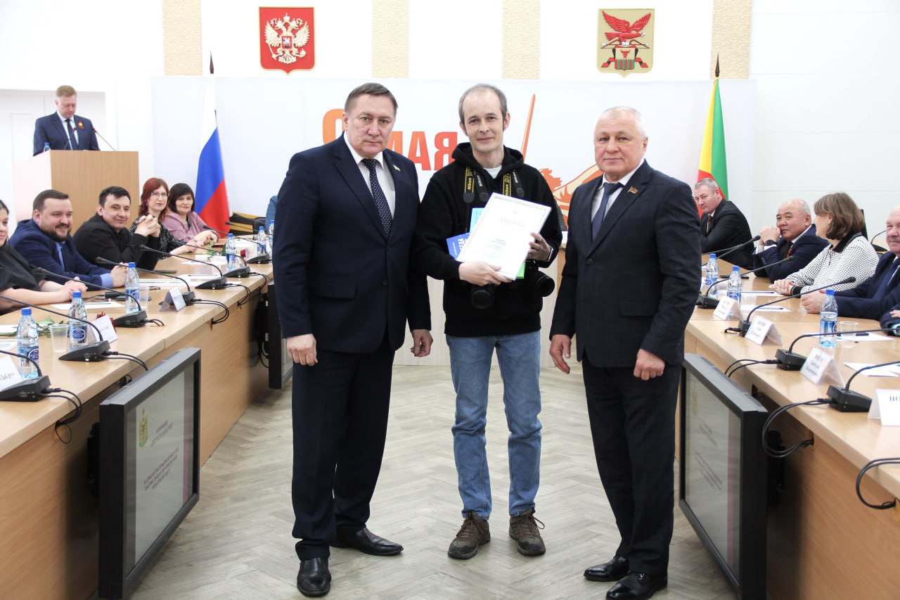 25 лет — 25 побед. Поздравляем ИА «Чита.ру» с юбилеем! Постоянные чемпионы ежегодного конкурса «Парламентский журналист» (за те же, кстати, 25 лет его существования) победили в разных номинациях более 30 раз и положили в... 25 лет — 25 побед. Поздравляем ИА «Чита.ру» с юбилеем! Постоянные чемпионы ежегодного конкурса «Парламентский журналист» (за те же, кстати, 25 лет его существования) победили в разных номинациях более 30 раз и положили в...