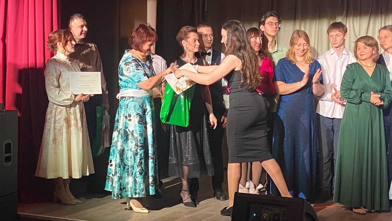 При поддержки администрации Центрального района в стенах школы №55 прошел уже традиционный Бал Поколений школ Центрального района который собрал вместе 15 команд – настоящих ценителей красоты, грации и семейных ценностей При поддержки администрации Центрального района в стенах школы №55 прошел уже традиционный Бал Поколений школ Центрального района который собрал вместе 15 команд – настоящих ценителей красоты, грации и семейных ценностей