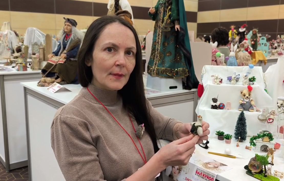 Мастер вязаной миниатюры из Забайкалья представила свои работы на международной авторской выставке «Бал кукол»