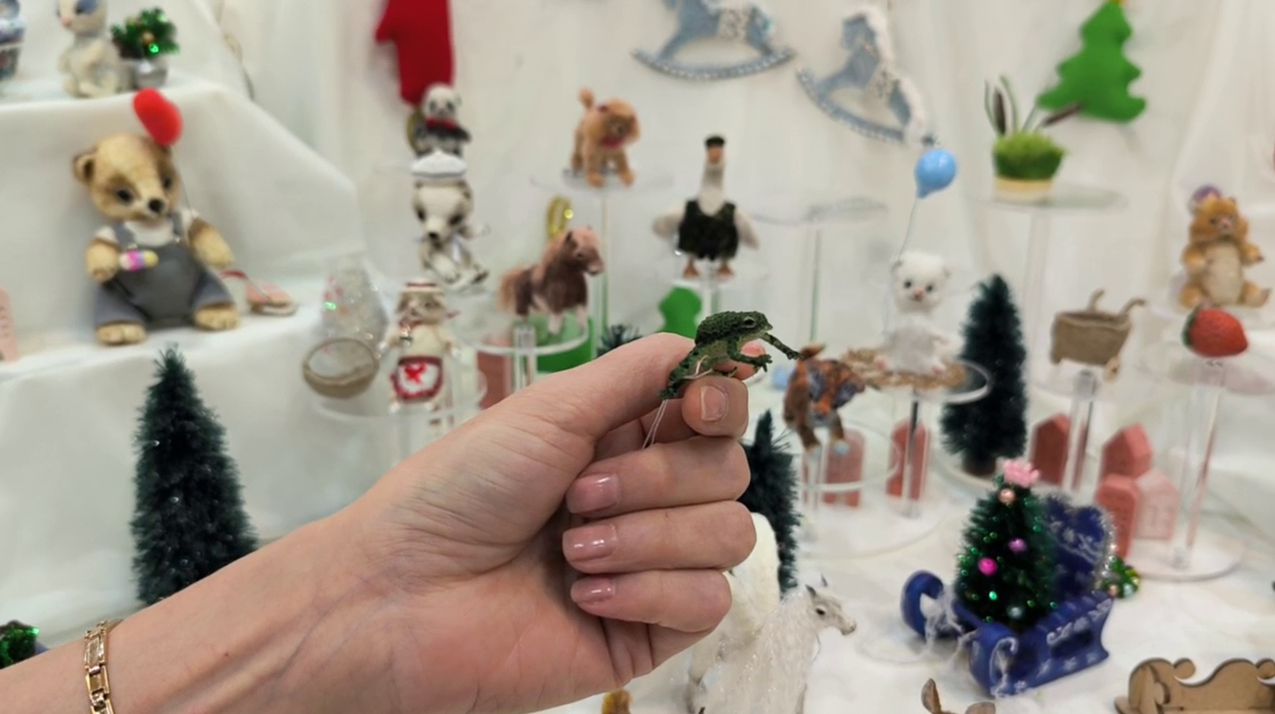 Мастер вязаной миниатюры из Забайкалья представила свои работы на международной авторской выставке «Бал кукол» Мастер вязаной миниатюры из Забайкалья представила свои работы на международной авторской выставке «Бал кукол»