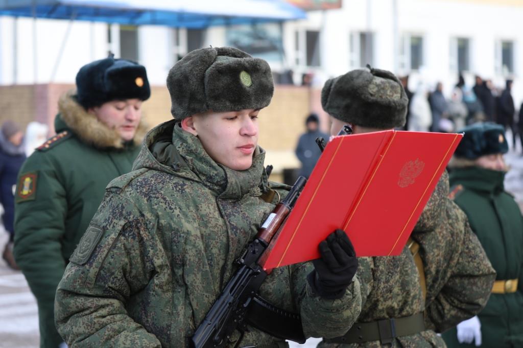 Около 700 курсантов Окружного учебного центра ВВО в Забайкалье приняли военную присягу Около 700 курсантов Окружного учебного центра ВВО в Забайкалье приняли военную присягу