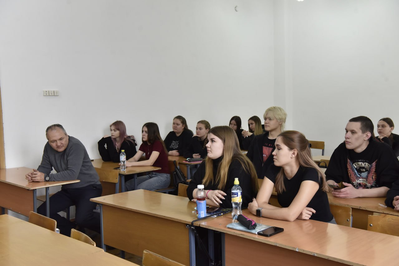 В Чите полицейские и общественники провели для студентов правовой урок В Чите полицейские и общественники провели для студентов правовой урок