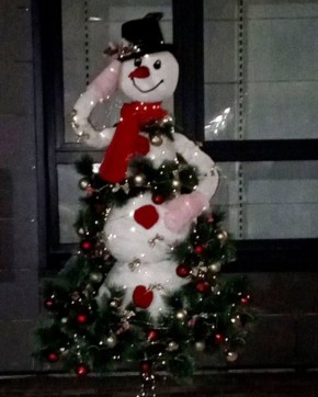 В микрорайоне Хороший жители поднимают новогоднее настроение себе и прохожим