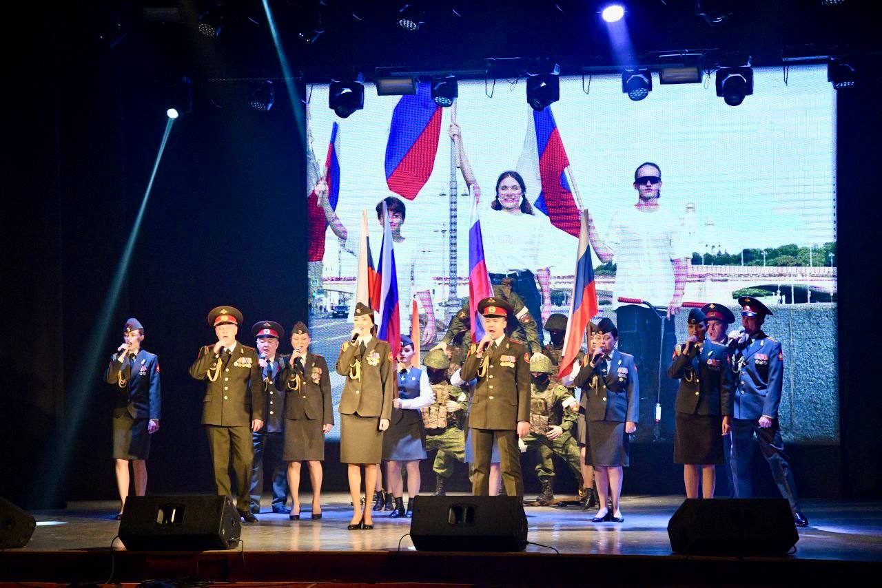 В Большом концертном зале Дома офицеров прошёл благотворительный концерт артистов театра-студии и ансамбля песни и танца в поддержку участников СВО и членов их семей В Большом концертном зале Дома офицеров прошёл благотворительный концерт артистов театра-студии и ансамбля песни и танца в поддержку участников СВО и членов их семей