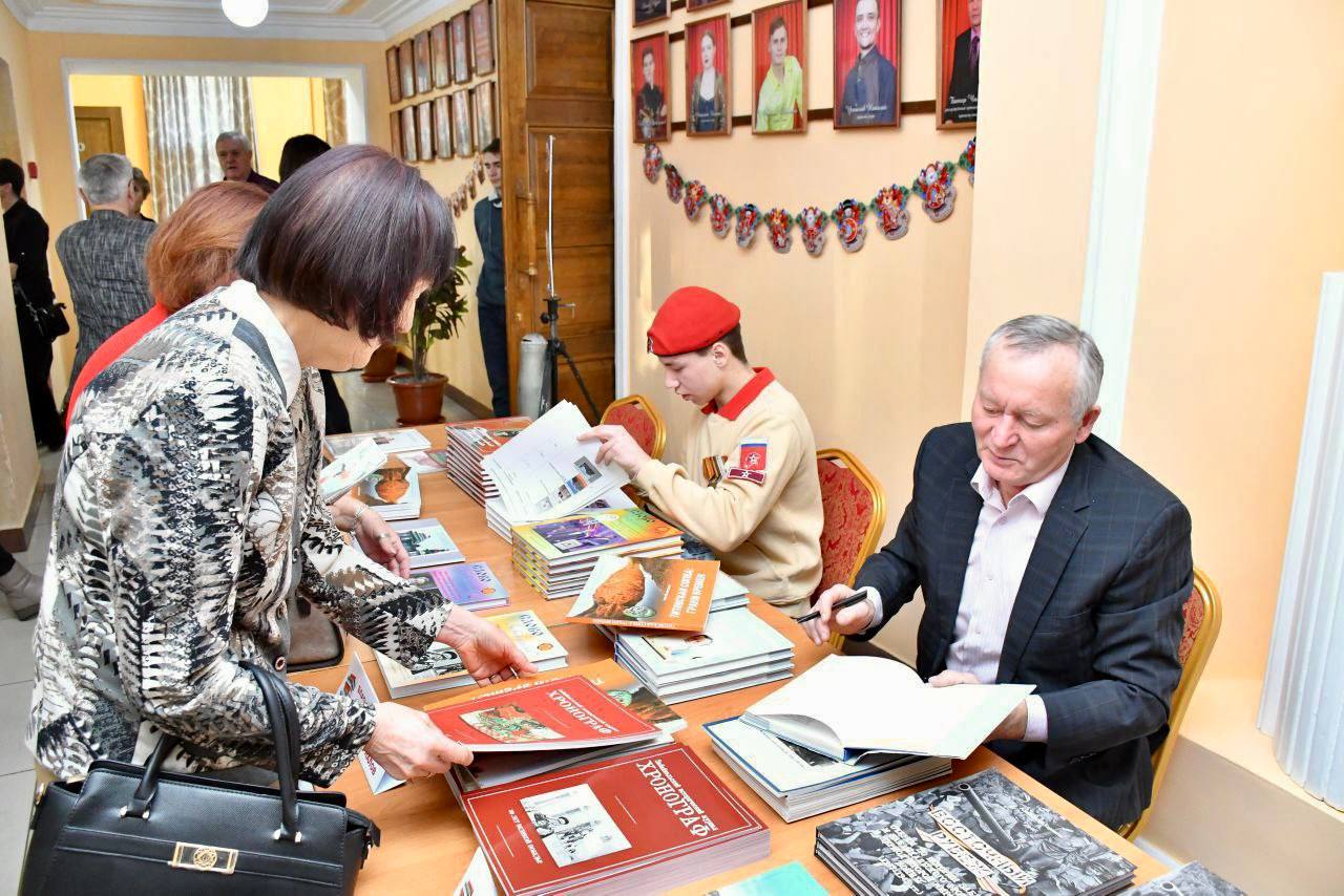 В Большом концертном зале Дома офицеров прошёл благотворительный концерт артистов театра-студии и ансамбля песни и танца в поддержку участников СВО и членов их семей В Большом концертном зале Дома офицеров прошёл благотворительный концерт артистов театра-студии и ансамбля песни и танца в поддержку участников СВО и членов их семей