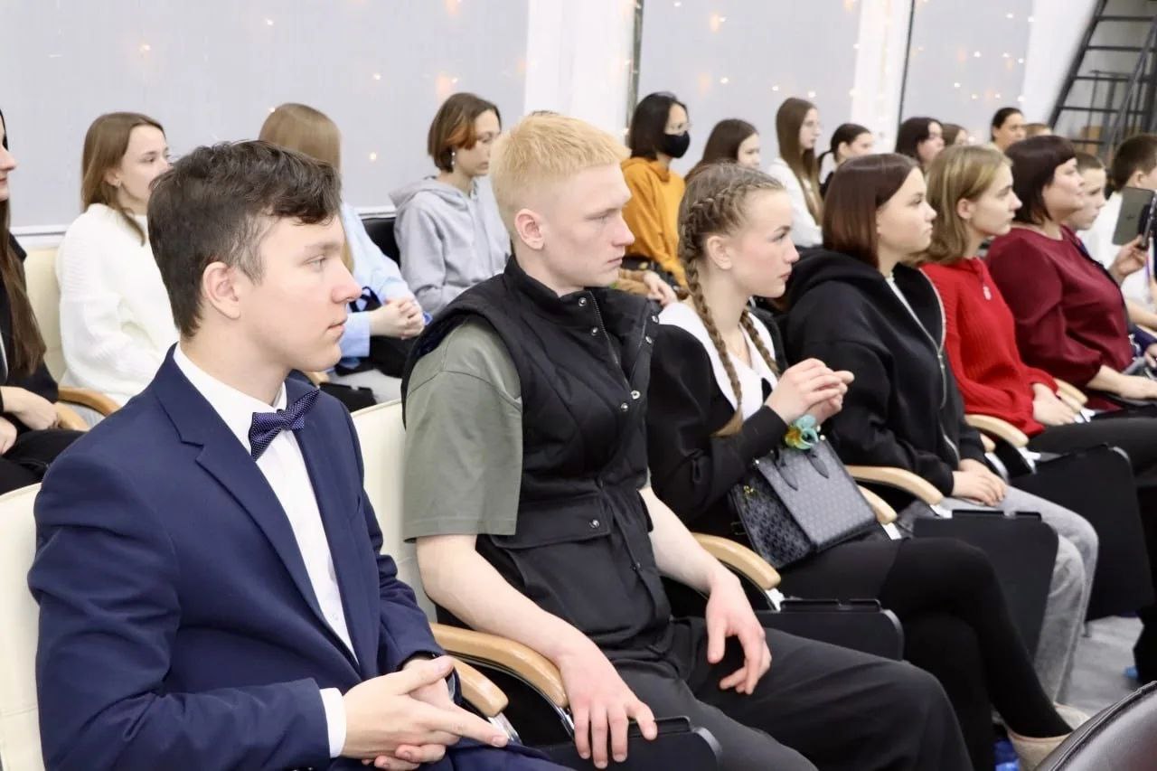 Инна Щеглова: Сегодня, в День Героев Отечества, в разных уголках нашей страны плетут маскировочные сети, которые в большом количестве требуются в зоне проведения специальной военной операции Инна Щеглова: Сегодня, в День Героев Отечества, в разных уголках нашей страны плетут маскировочные сети, которые в большом количестве требуются в зоне проведения специальной военной операции