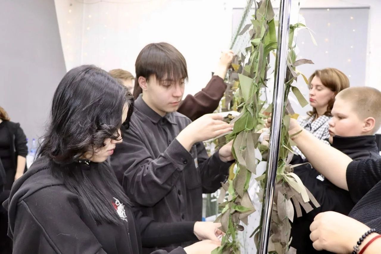 Инна Щеглова: Сегодня, в День Героев Отечества, в разных уголках нашей страны плетут маскировочные сети, которые в большом количестве требуются в зоне проведения специальной военной операции Инна Щеглова: Сегодня, в День Героев Отечества, в разных уголках нашей страны плетут маскировочные сети, которые в большом количестве требуются в зоне проведения специальной военной операции