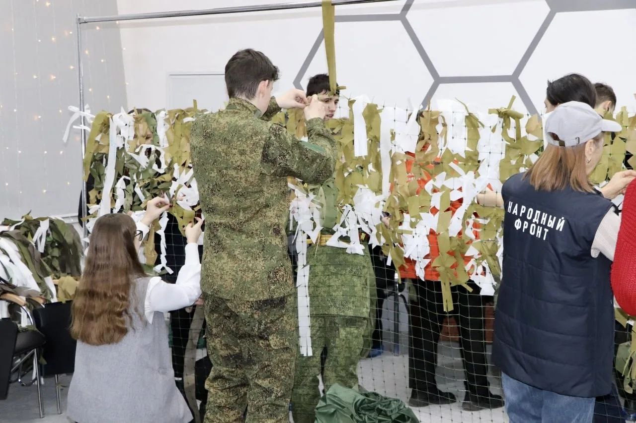 Инна Щеглова: Сегодня, в День Героев Отечества, в разных уголках нашей страны плетут маскировочные сети, которые в большом количестве требуются в зоне проведения специальной военной операции Инна Щеглова: Сегодня, в День Героев Отечества, в разных уголках нашей страны плетут маскировочные сети, которые в большом количестве требуются в зоне проведения специальной военной операции