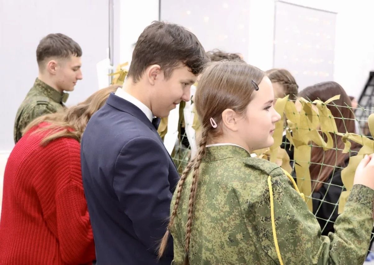 Инна Щеглова: Сегодня, в День Героев Отечества, в разных уголках нашей страны плетут маскировочные сети, которые в большом количестве требуются в зоне проведения специальной военной операции Инна Щеглова: Сегодня, в День Героев Отечества, в разных уголках нашей страны плетут маскировочные сети, которые в большом количестве требуются в зоне проведения специальной военной операции