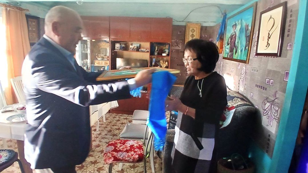 Депутаты регионального парламента поклонились родственникам Героев России Депутаты регионального парламента поклонились родственникам Героев России