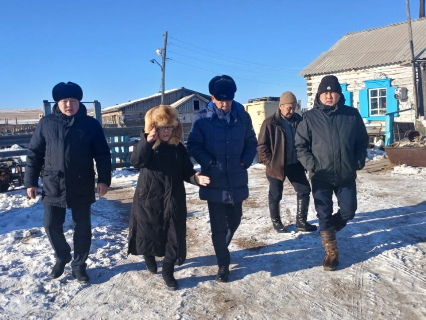 Депутаты регионального парламента поклонились родственникам Героев России Депутаты регионального парламента поклонились родственникам Героев России