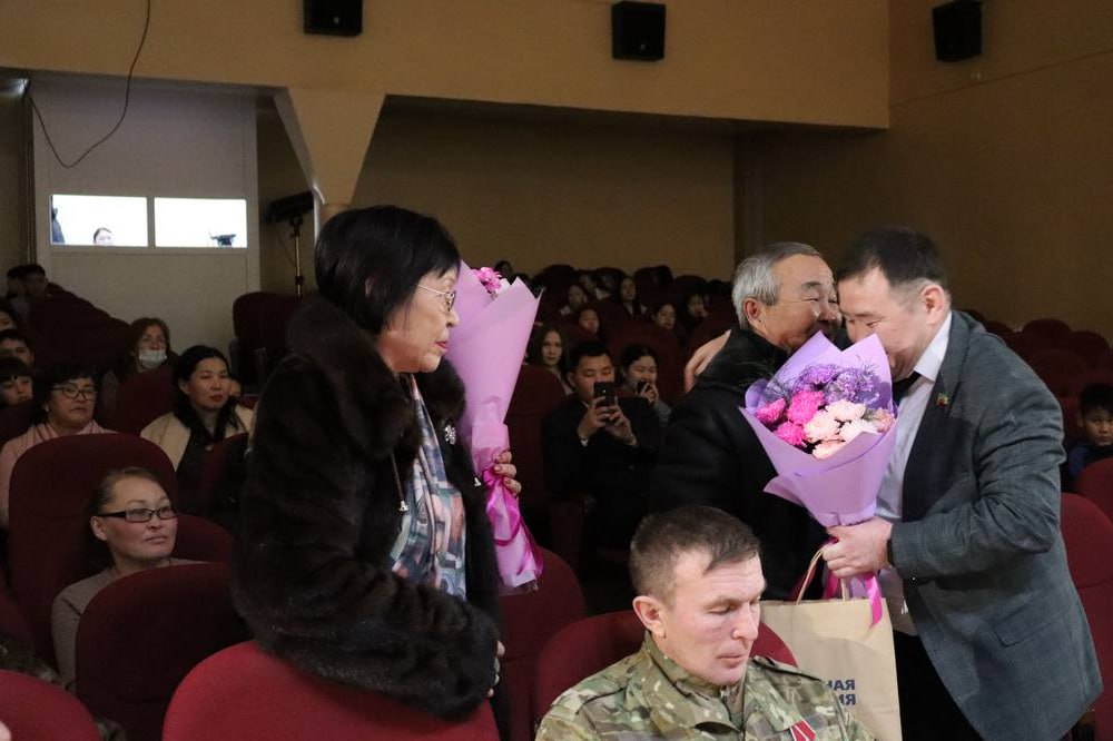 Депутаты регионального парламента поклонились родственникам Героев России Депутаты регионального парламента поклонились родственникам Героев России