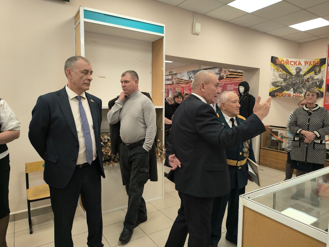 В День героев России в школе Баляги открыли парту героя и стену памяти В День героев России в школе Баляги открыли парту героя и стену памяти