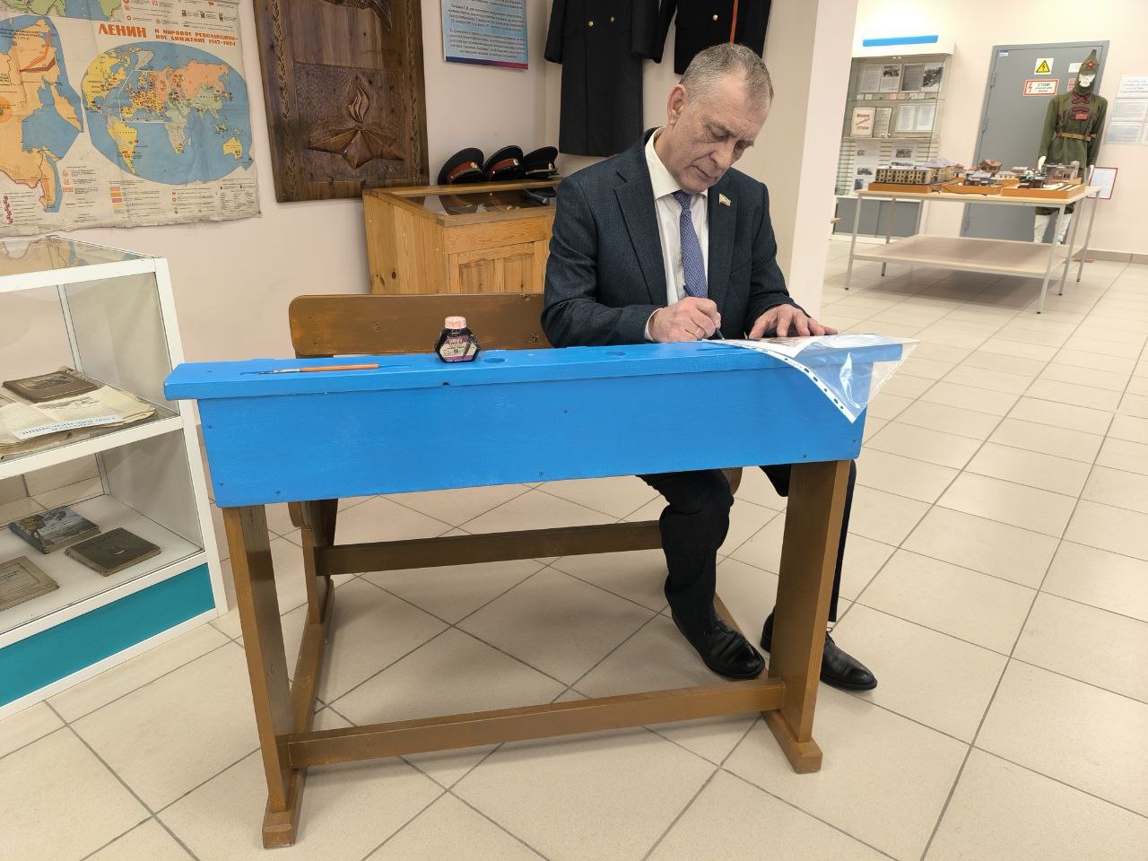 В День героев России в школе Баляги открыли парту героя и стену памяти В День героев России в школе Баляги открыли парту героя и стену памяти