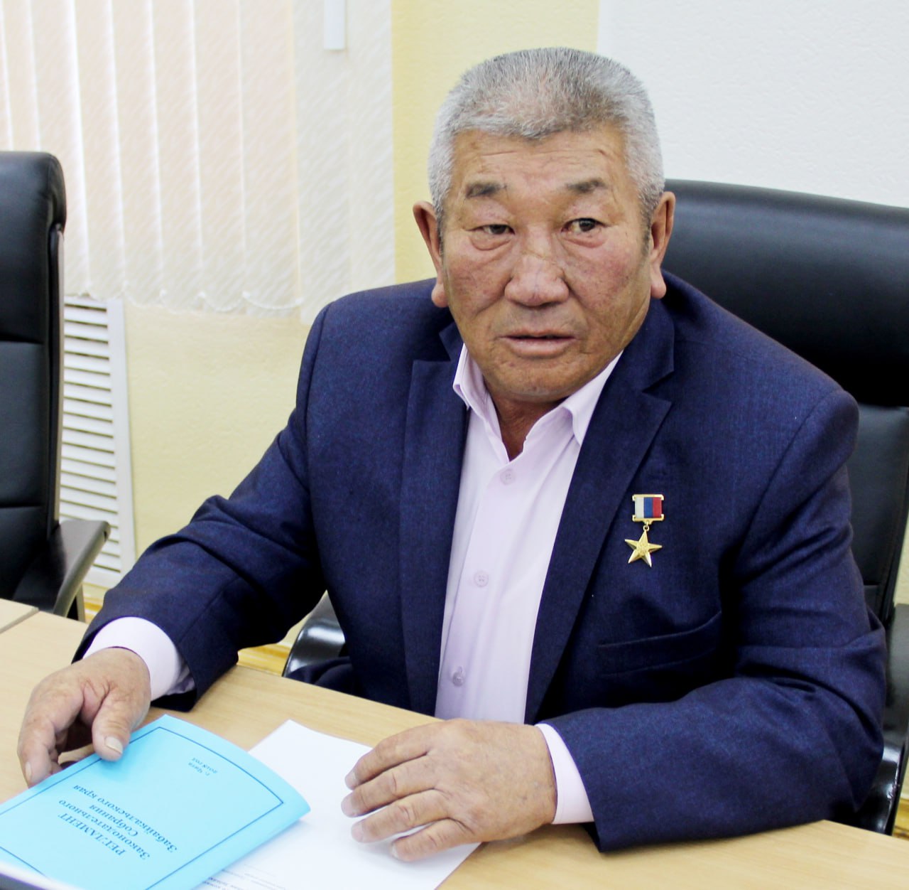 Депутаты регионального парламента поклонились родственникам Героев России Депутаты регионального парламента поклонились родственникам Героев России