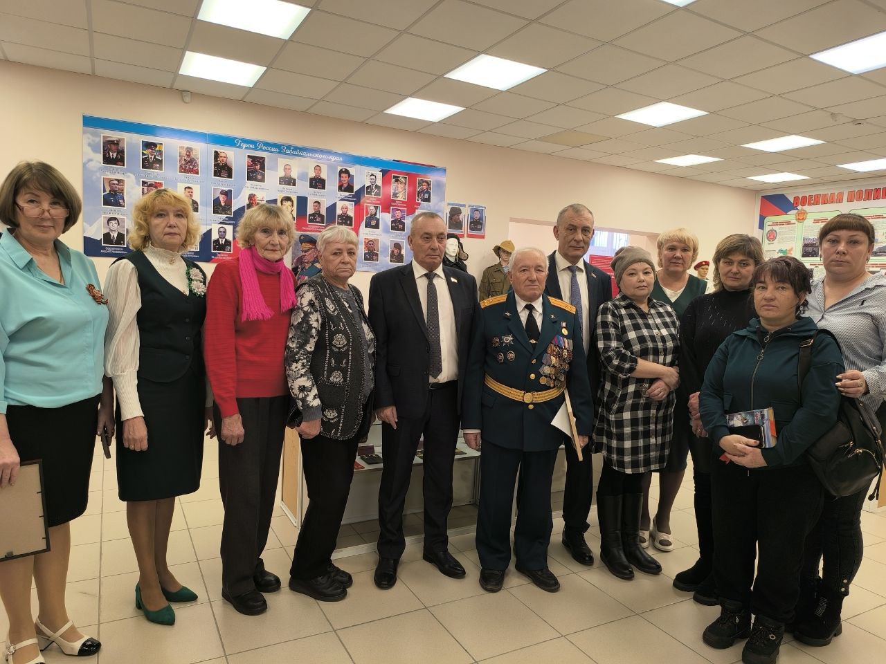 В День героев России в школе Баляги открыли парту героя и стену памяти В День героев России в школе Баляги открыли парту героя и стену памяти