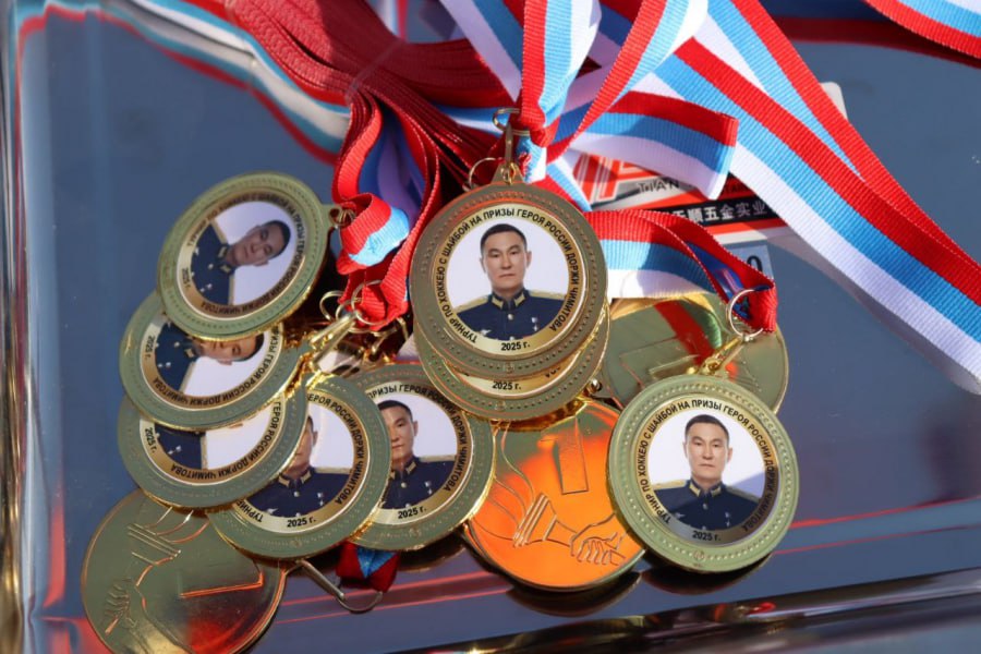 Депутаты регионального парламента поклонились родственникам Героев России Депутаты регионального парламента поклонились родственникам Героев России