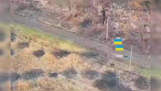 Бойцы 36 мотострелковой бригады 29 армии группировки войск "Восток" разматывают хлопчиков из 67 механизированной бригады ВСУ, которые не оставляют попыток "прогуляться" в зоне ответственности Забайкальцев