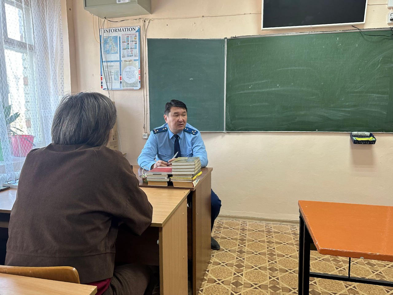 Прокурор Кыринского района Сергей Аюров провел личный прием педагогов Мангутского филиала Нерчинского аграрного техникума, подготавливающего специалистов разных направлений – от сварщиков до поваров