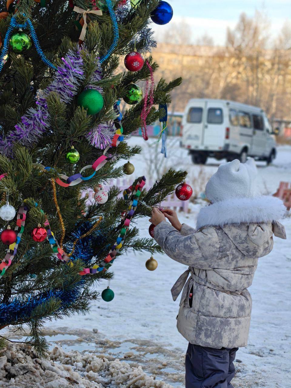 Курс – на праздничное настроение: забайкальцы украшают дворы и общественные территории к Новому Году Курс – на праздничное настроение: забайкальцы украшают дворы и общественные территории к Новому Году