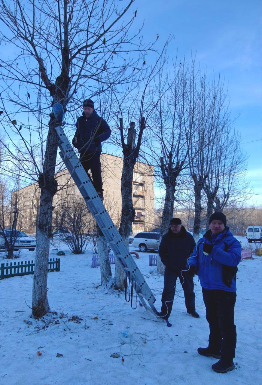 Курс – на праздничное настроение: забайкальцы украшают дворы и общественные территории к Новому Году Курс – на праздничное настроение: забайкальцы украшают дворы и общественные территории к Новому Году