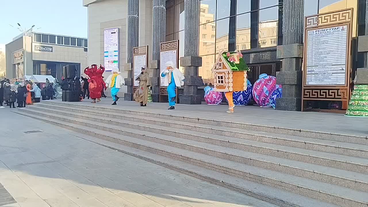 Избушка на курьих ножках, змей Горыныч и Емеля прошли по Театральной площади