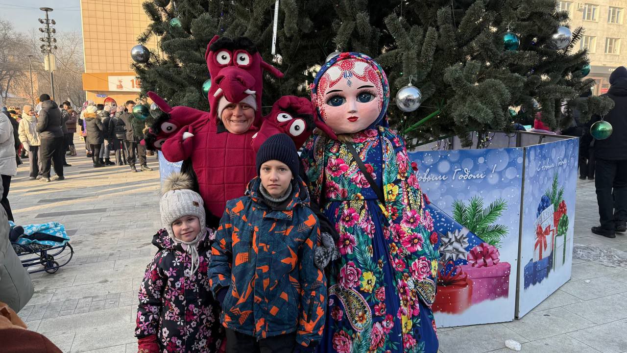 На театральной площади в Чите стартовали «Ёлки Забайкалья» На театральной площади в Чите стартовали «Ёлки Забайкалья»