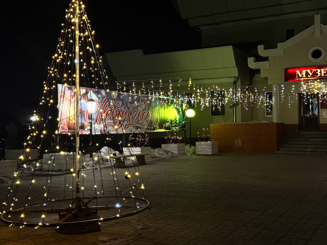 Курс – на праздничное настроение: забайкальцы украшают дворы и общественные территории к Новому Году Курс – на праздничное настроение: забайкальцы украшают дворы и общественные территории к Новому Году