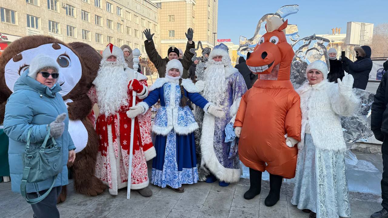 На театральной площади в Чите стартовали «Ёлки Забайкалья» На театральной площади в Чите стартовали «Ёлки Забайкалья»