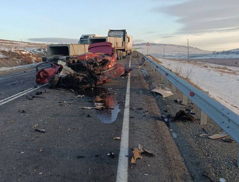 14 декабря в дневное время на федеральной автомобильной дороге А-350 "Чита-Забайкальск", 212 км (Могойтуйский район) по предварительным данным водитель автомашины "Тойота Королла" допустил выезд на полосу дороги... 14 декабря в дневное время на федеральной автомобильной дороге А-350 "Чита-Забайкальск", 212 км (Могойтуйский район) по предварительным данным водитель автомашины "Тойота Королла" допустил выезд на полосу дороги...