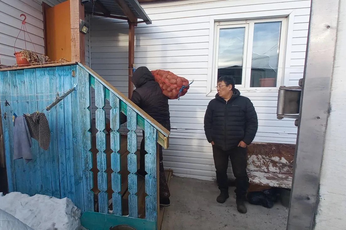 Забайкальцам, пострадавшим от паводков, начали выдавать овощные наборы