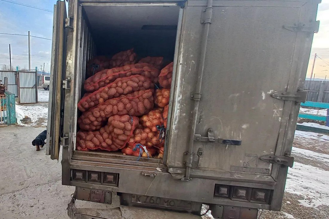 Забайкальцам, пострадавшим от паводков, начали выдавать овощные наборы Забайкальцам, пострадавшим от паводков, начали выдавать овощные наборы