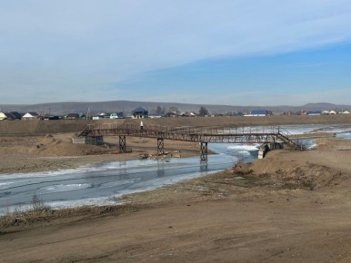 В Чернышевске после прокурорской проверки публикаций в СМИ муниципалитет демонтировал угрожающий безопасности пешеходный мост через реку Алеур
