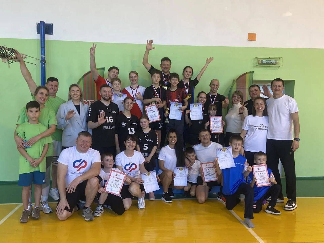 В спортивно-оздоровительном центре «Дельфин» прошла семейная эстафета среди работающей молодёжи «Нет алкоголизму. Мы за ЗОЖ»