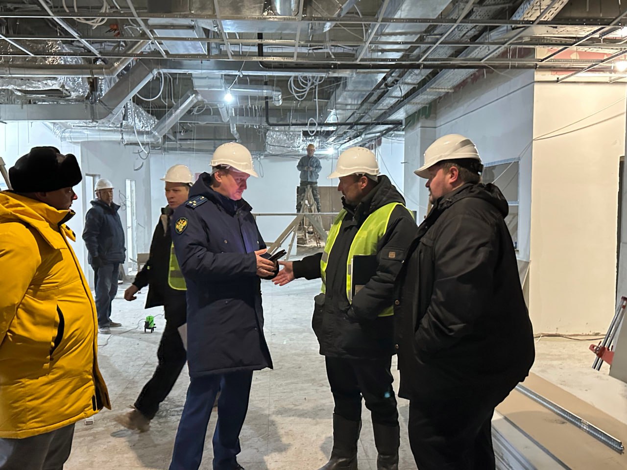 Прокурор Черновского района Читы Денис Хохлов совместно с представителями заказчика, подрядчика и строительного контроля посетил место строительства здания детского поликлинического подразделения в поселке Текстильщиков Прокурор Черновского района Читы Денис Хохлов совместно с представителями заказчика, подрядчика и строительного контроля посетил место строительства здания детского поликлинического подразделения в поселке Текстильщиков