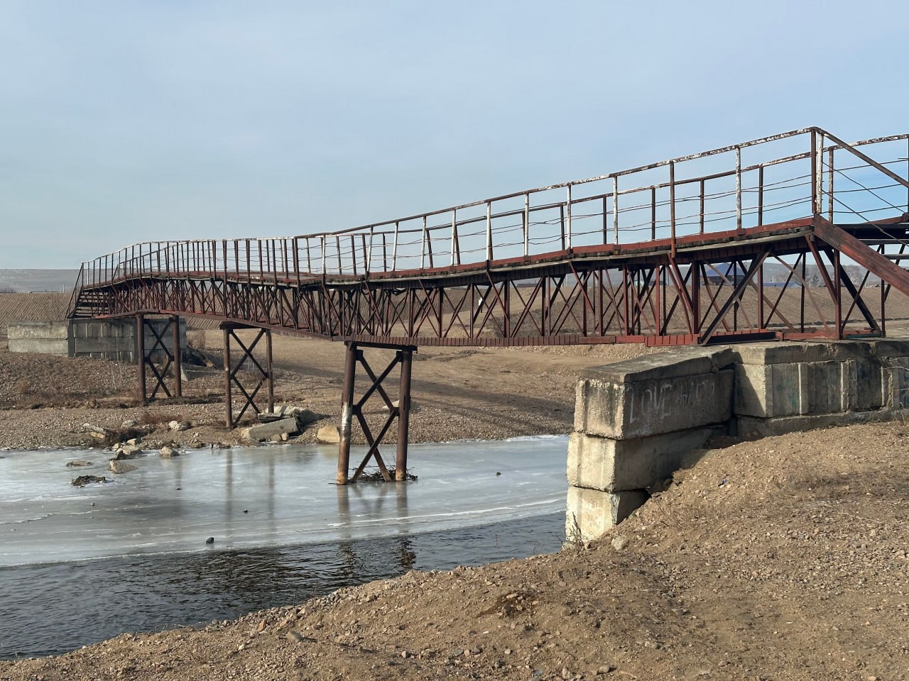 В Чернышевске после прокурорской проверки публикаций в СМИ муниципалитет демонтировал угрожающий безопасности пешеходный мост через реку Алеур В Чернышевске после прокурорской проверки публикаций в СМИ муниципалитет демонтировал угрожающий безопасности пешеходный мост через реку Алеур