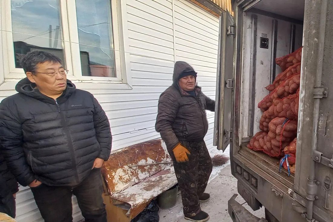 Забайкальцам, пострадавшим от паводков, начали выдавать овощные наборы Забайкальцам, пострадавшим от паводков, начали выдавать овощные наборы