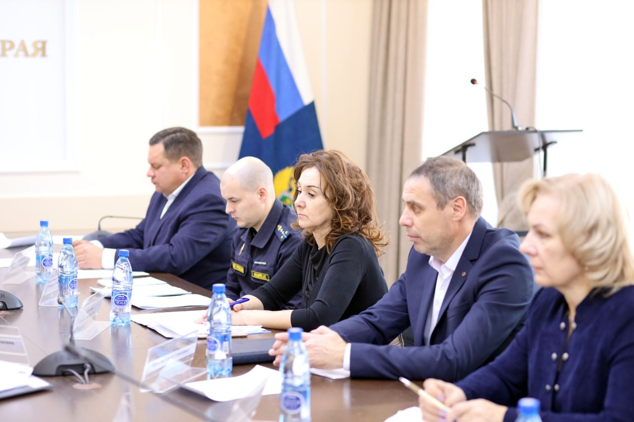 В Чите под руководством первого заместителя прокурора Забайкальского края Станислава Немцова прошло заседание межведомственной рабочей группы по вопросам соблюдения трудовых прав граждан В Чите под руководством первого заместителя прокурора Забайкальского края Станислава Немцова прошло заседание межведомственной рабочей группы по вопросам соблюдения трудовых прав граждан