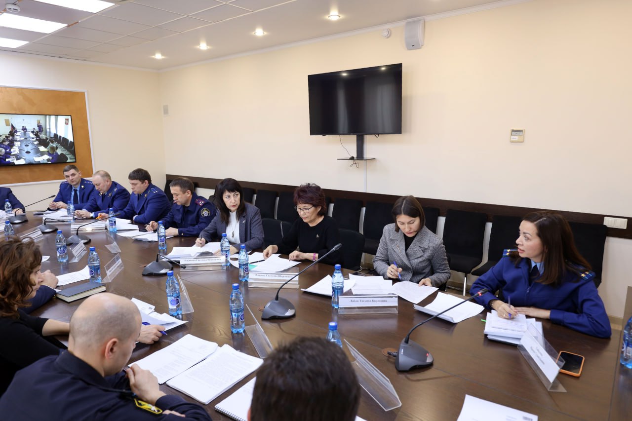 В Чите под руководством первого заместителя прокурора Забайкальского края Станислава Немцова прошло заседание межведомственной рабочей группы по вопросам соблюдения трудовых прав граждан В Чите под руководством первого заместителя прокурора Забайкальского края Станислава Немцова прошло заседание межведомственной рабочей группы по вопросам соблюдения трудовых прав граждан