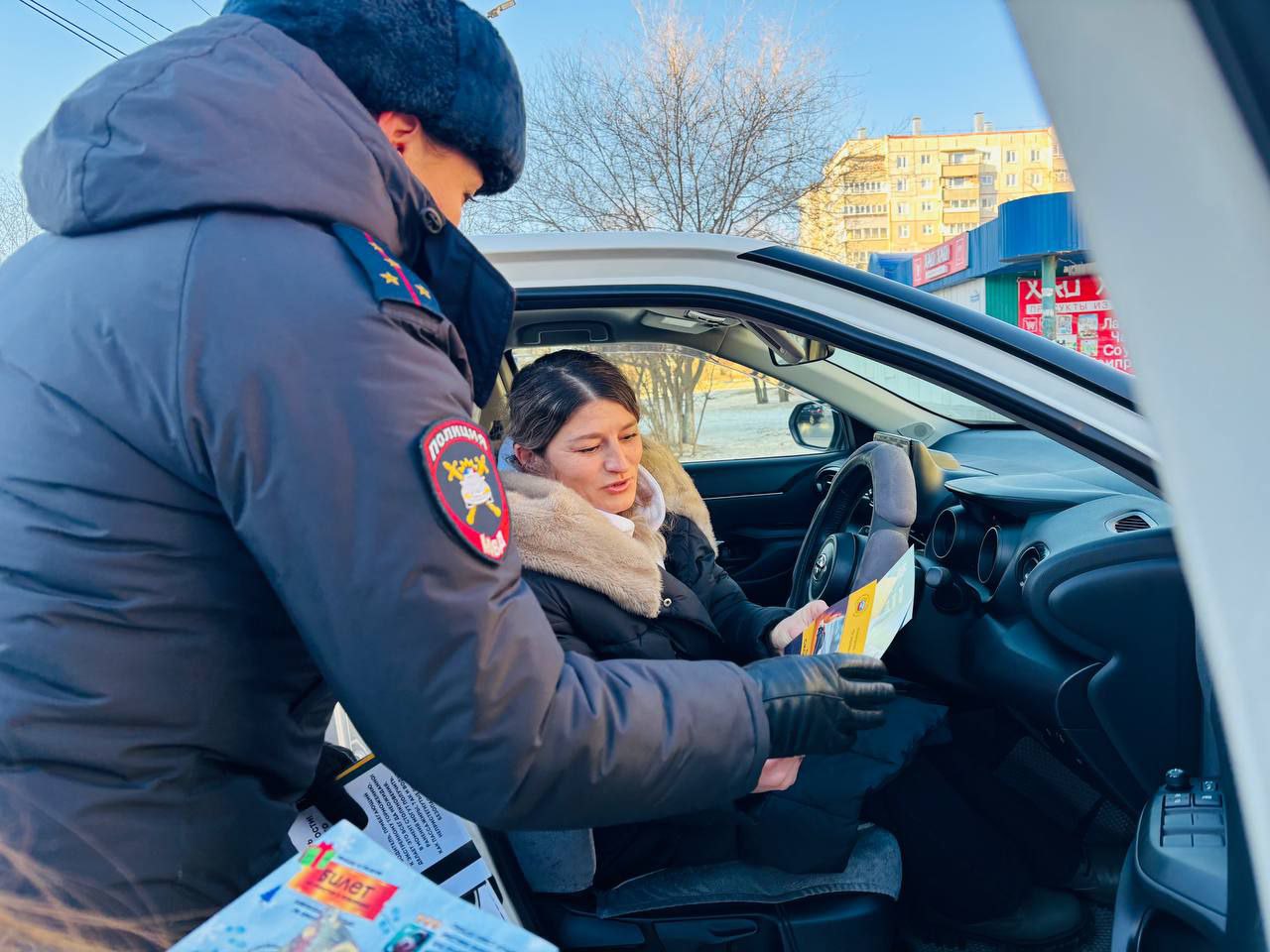 Сотрудники Госавтоинспекции провели профилактическую акцию "Азбука дорог", в ходе которой напомнили водителям о необходимости соблюдения скоростного режима, о необходимости пристёгиваться самим и пристегивать... Сотрудники Госавтоинспекции провели профилактическую акцию "Азбука дорог", в ходе которой напомнили водителям о необходимости соблюдения скоростного режима, о необходимости пристёгиваться самим и пристегивать...