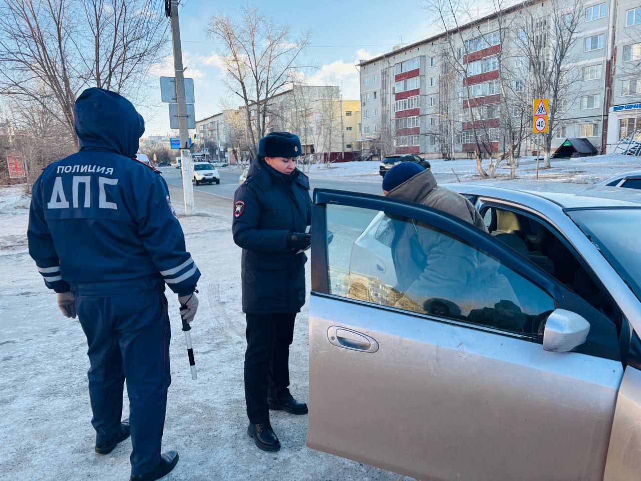 Сотрудники Госавтоинспекции провели профилактическую акцию "Азбука дорог", в ходе которой напомнили водителям о необходимости соблюдения скоростного режима, о необходимости пристёгиваться самим и пристегивать... Сотрудники Госавтоинспекции провели профилактическую акцию "Азбука дорог", в ходе которой напомнили водителям о необходимости соблюдения скоростного режима, о необходимости пристёгиваться самим и пристегивать...