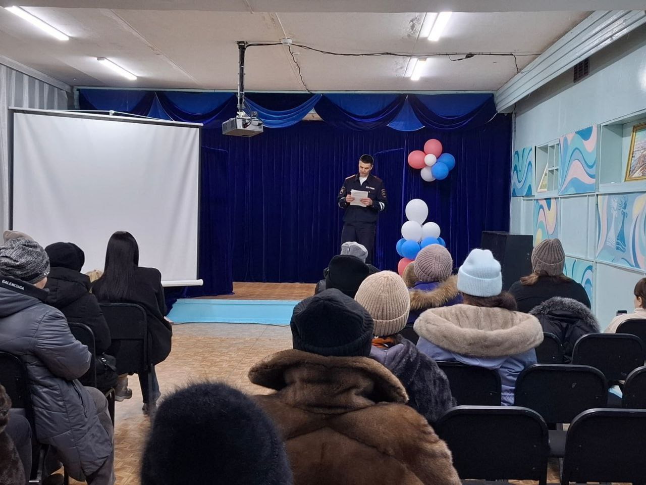 Перед началом зимних каникул в школах Забайкальского края сотрудники Госавтоинспекциии принимают участие в родительских собраниях Перед началом зимних каникул в школах Забайкальского края сотрудники Госавтоинспекциии принимают участие в родительских собраниях