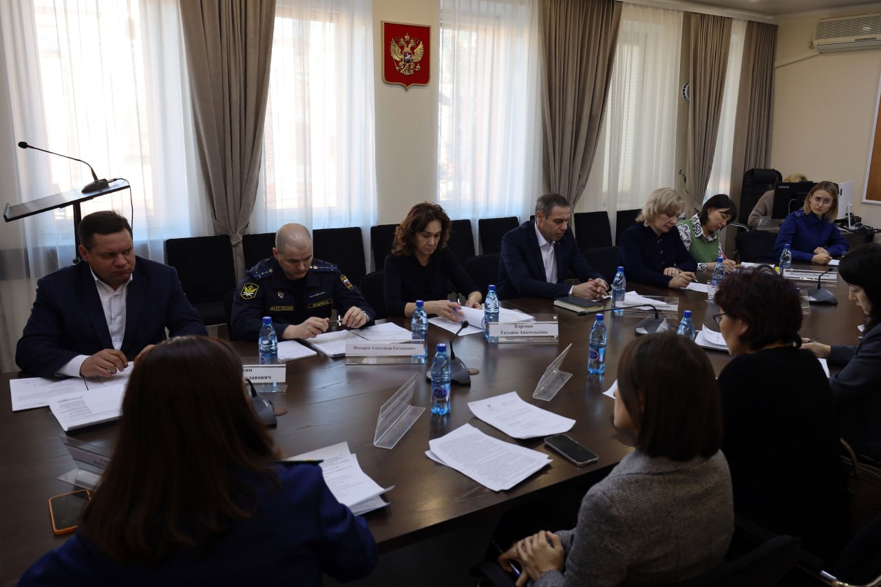 В Чите под руководством первого заместителя прокурора Забайкальского края Станислава Немцова прошло заседание межведомственной рабочей группы по вопросам соблюдения трудовых прав граждан В Чите под руководством первого заместителя прокурора Забайкальского края Станислава Немцова прошло заседание межведомственной рабочей группы по вопросам соблюдения трудовых прав граждан