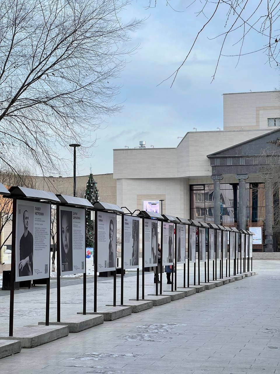 Сорок лиц и сорок историй. На Театральной площади краевого центра открылась фотовыставка Всероссийского проекта «Химия была, но мы расстались» Сорок лиц и сорок историй. На Театральной площади краевого центра открылась фотовыставка Всероссийского проекта «Химия была, но мы расстались»