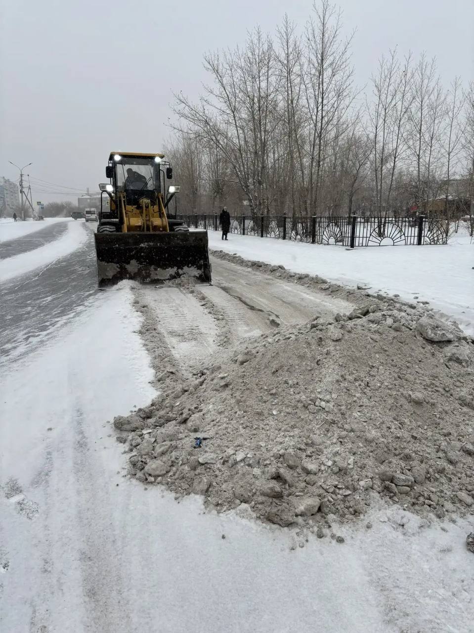 Все три подрядные организации (МБУ «ДМРСУ», ООО «ЗДСК» и ООО «Авелина»), занимающиеся обслуживанием улично-дорожной сети краевого центра, завершают дневную смену работу Все три подрядные организации (МБУ «ДМРСУ», ООО «ЗДСК» и ООО «Авелина»), занимающиеся обслуживанием улично-дорожной сети краевого центра, завершают дневную смену работу