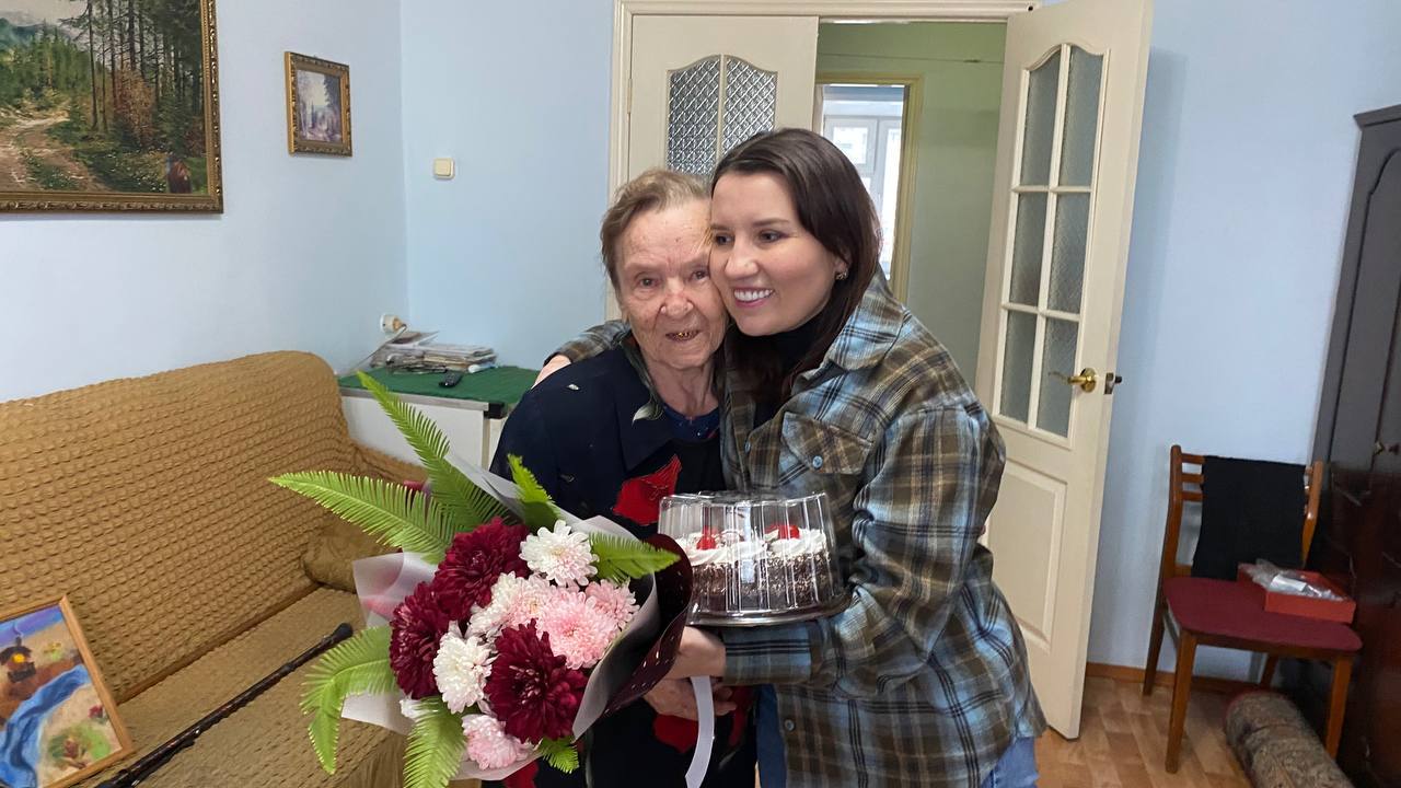 Сегодня администрация Центрального района, депутат городской Думы Муравьева Екатерина совместно с советом ветеранов Центрального района с огромной радостью поздравили с 95-летним юбилеем труженицу тыла, Митичкину Валентину... Сегодня администрация Центрального района, депутат городской Думы Муравьева Екатерина совместно с советом ветеранов Центрального района с огромной радостью поздравили с 95-летним юбилеем труженицу тыла, Митичкину Валентину...