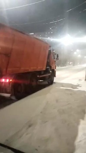 Дорожные службы борются со снегом