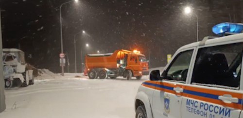 На самых сложных участках трасс сейчас работают оперативные группы регионального управления МЧС и пожарно-спасательных гарнизонов